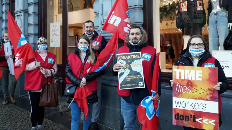 Distributiemedewerkers demonstreren bij de H&M. (foto: Linda Vermeulen)