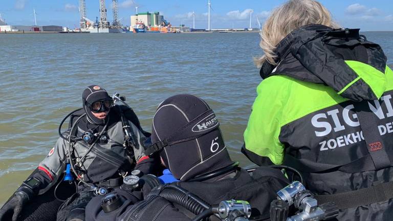 Een team van Signi Zoekhonden aan het werk op het water (foto door: Signi Zoekhonden).