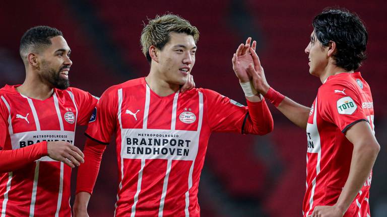 Ritsu Doan ontvangt de felicitaties van Erick Gutiérrez (Foto: OrangePictures)