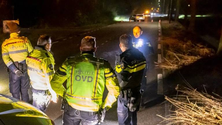 De politie onderzoekt de aanrijding op de Statendamweg in Oosterhout (foto: Marcel van Dorst/SQ Vision).