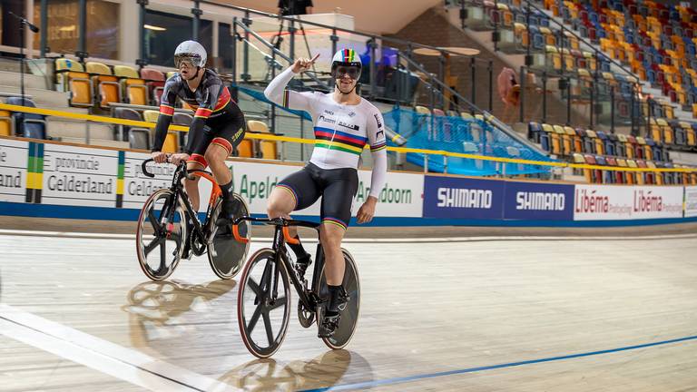 Harrie Lavreysen oppermachtig op het NK keirin (foto: Orange Pictures).