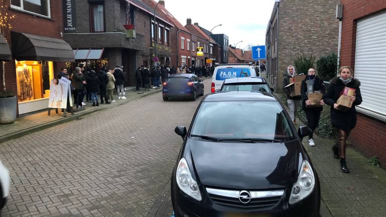 De rij voor een vuurwerkwinkel in Baarle-Hertog (foto: Joris van Duin).