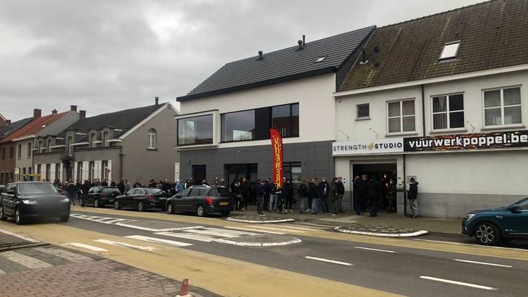 Een lange rij voor de vuurwerkwinkel in Poppel (foto: Joris van Duin).