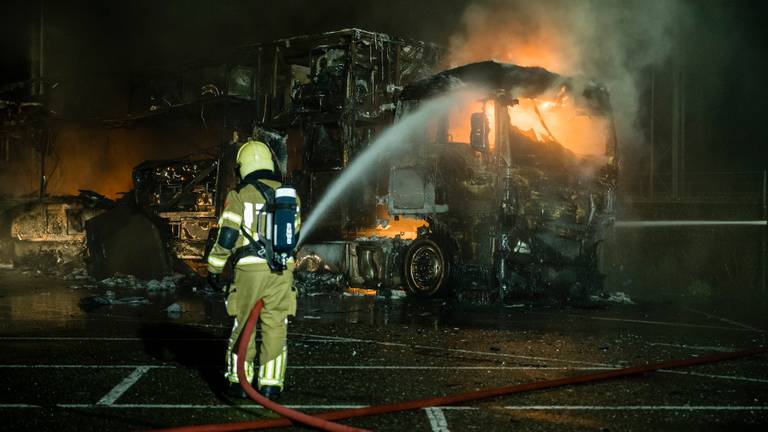 De vrachtwagencombinatie in Goirle ging in vlammen op (foto: Jack Brekelmans/SQ Vision).