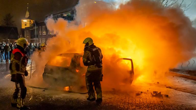 De brandweer had het druk met het blussen van de in brand gestoken autowrakken in Veen (foto: SQ Vision).
