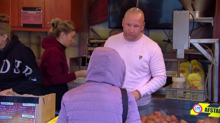 Maurice Bakx verkoopt gewoon weer oliebollen (foto: Ilse Schoenmakers).