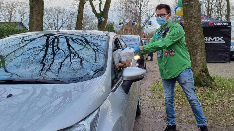 Met je auto in de rij voor een zak oliebollen: 'De lekkerste van het dorp'