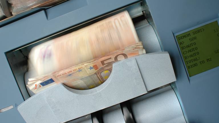 Naar de bank en pinnen maar (foto: Pexels/ Pxabay).