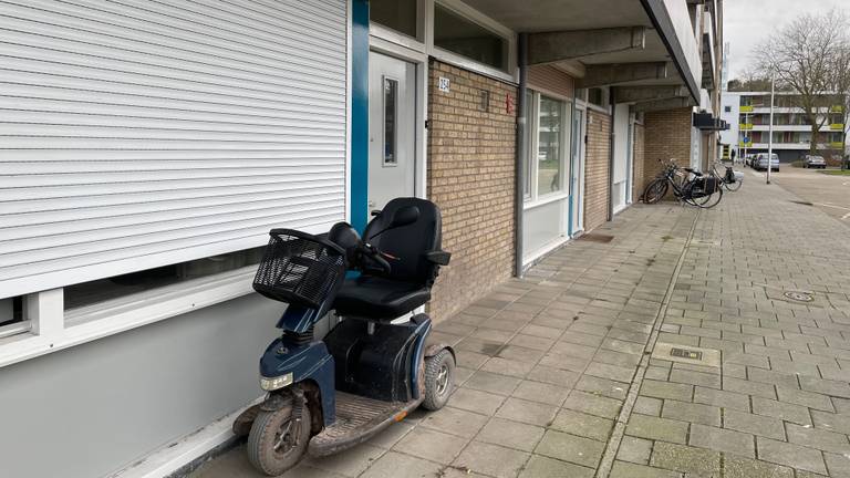 Een scootmobiel bij de flat in Tilburg.