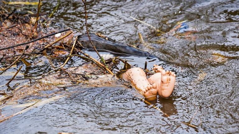 Geen baby, maar een pop uit het water gehaald