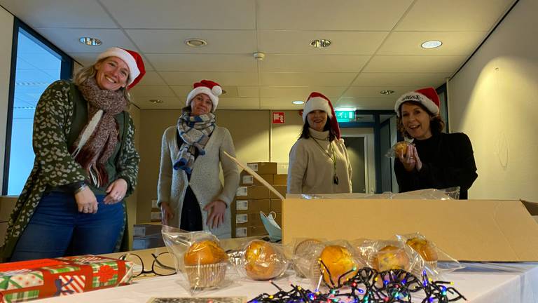 Medewerksters van Samen in de Regio delen muffins uit
