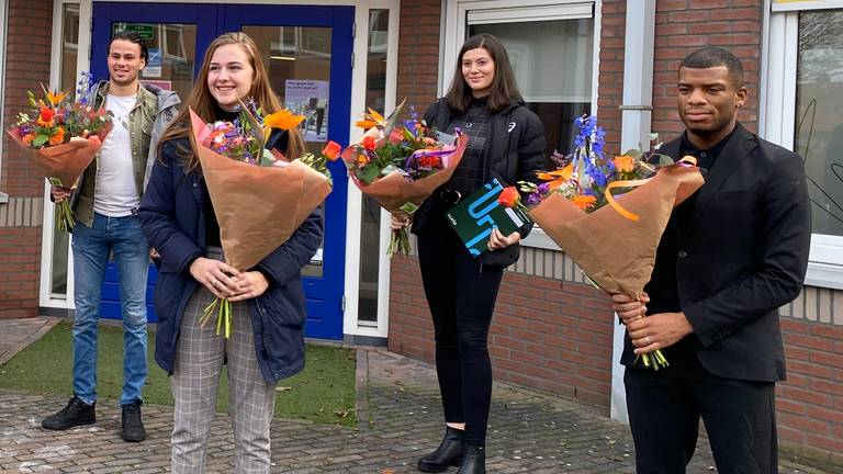 Sophie (tweede van links) en haar medestudenten werden gehuldigd op het Johan Cruijff-college.