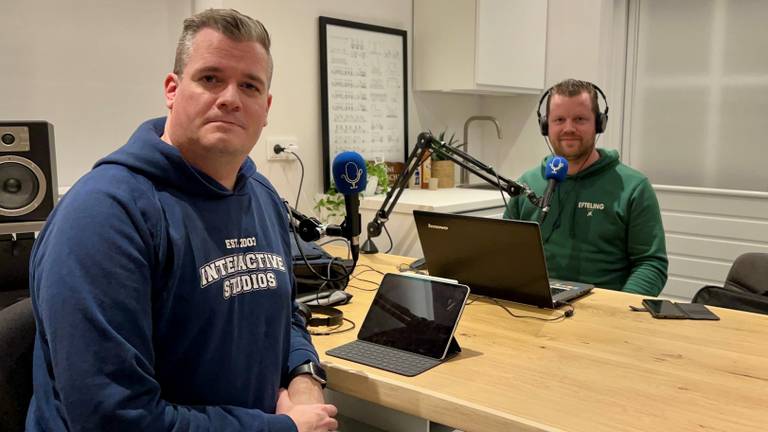 Paul (links) en Tim in de studio waar ze wekelijks heel wat uurtjes doorbrengen. 