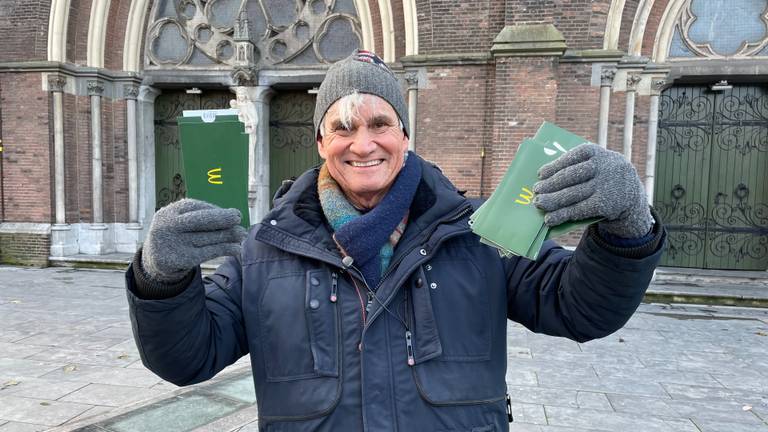Hugo deelt voedselbonnen uit aan daklozen in Eindhoven (foto: Imke van de Laar).