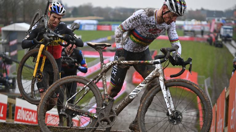 Van Aert en Van der Poel bij de wedstrijd in Dendermonde. Foto: ANP