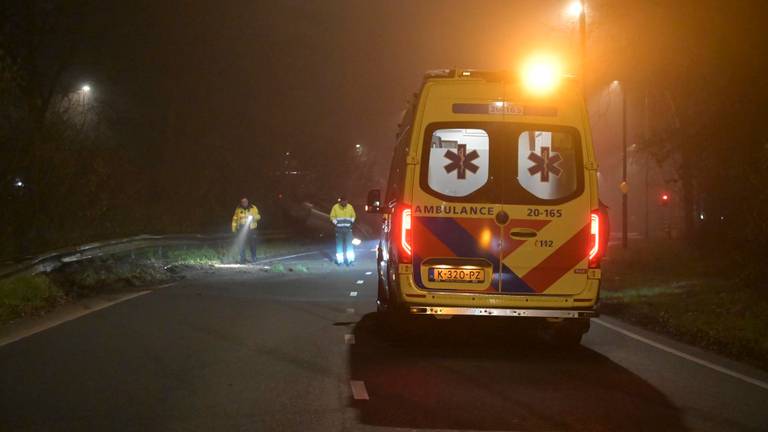 De twee mensen die in de gecrashte auto zaten, zijn nagekeken door ambulancepersoneel (foto: Perry Roovers/SQ Vision).