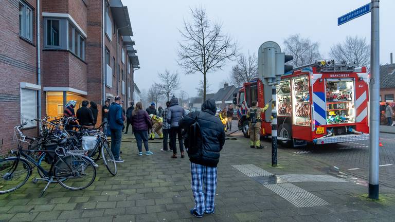 De bewoners moesten vanwege de rook in het complex in Waalwijk tijdelijk hun appartement uit (foto: Iwan van Dun/SQ Vision).