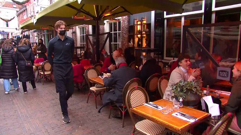 Gezellige drukte op terrassen, winkelstraten lopen langzaam vol