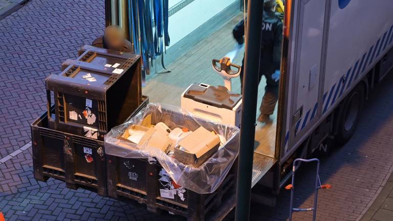 Vrachtwagen wordt ingeladen met spullen (foto: SQ Vision - Perry Roovers).