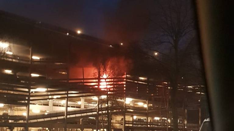 Op sociale media gaan beelden rond van de brand.