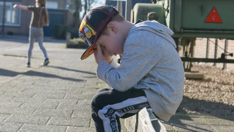 Boosheid over nieuwe bezuinigingen op de jeugdzorg. De jongen op de foto is niet Jordan.