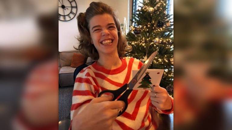 Dagelijks is Babette in de weer met de oude kerstkaarten (foto: privéarchief).