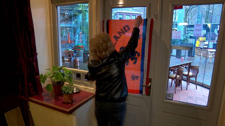 Marjo Hoek hangt de vlag alvast op.