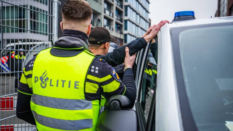 De politie heeft tientallen voetbalsupporters aangehouden die weigerden de omgeving van het Philips stadion te verlaten (foto: SQ Vision)