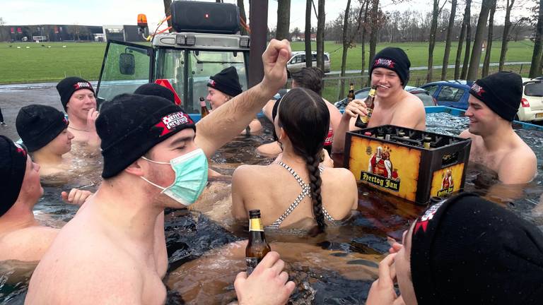 In Volkel bouwden vrienden een 'boeren-hottub' (foto: Tonnie Vossen)