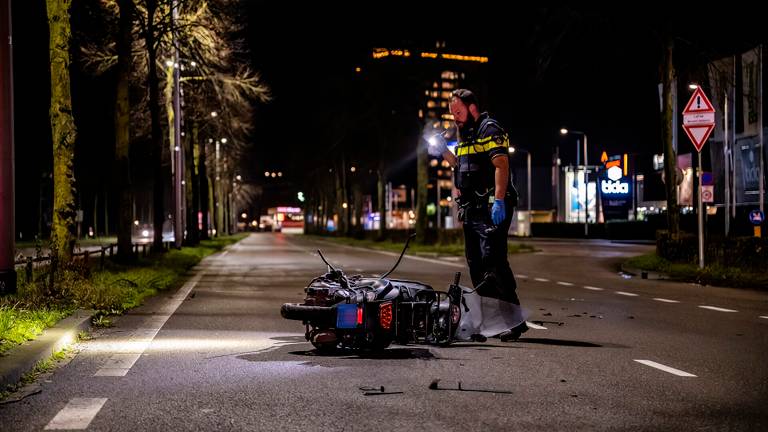 Een agent ontfermt zich over de scooter (foto: Jack Brekelmans/SQ Vision Mediaprodukties).