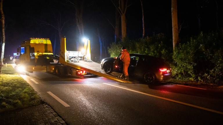 Een bergingsbedrijf nam de in Ossendrecht gecrashte auto mee (foto: Christian Traets/SQ Vision).