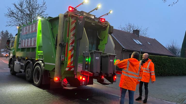 De schepen en wethouder legen de eerste kliko.