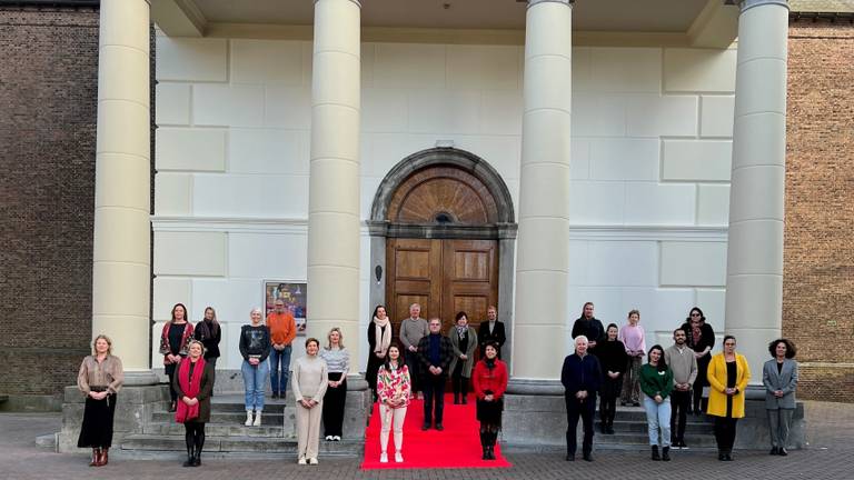 Met hun bordesfoto hopen de ondernemers de bestuurders in Den Haag te bereiken (foto: Martine van Dommele).