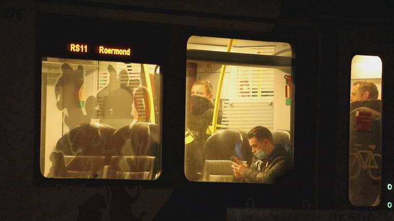 Beelden de verdachte situatie op het spoor bij Holthees. 