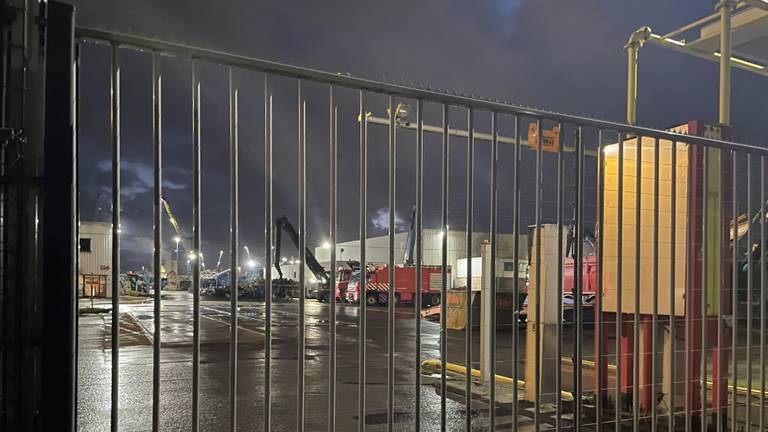 De brandweer doet onderzoek in de haven van Moerdijk (foto: Lola Zopfi). 