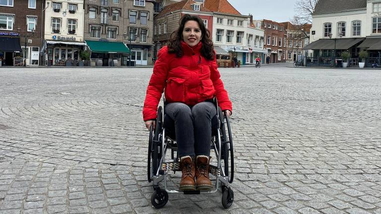 Christel Verbogt in haar rolstoel op de Grote Markt in Bergen op Zoom.