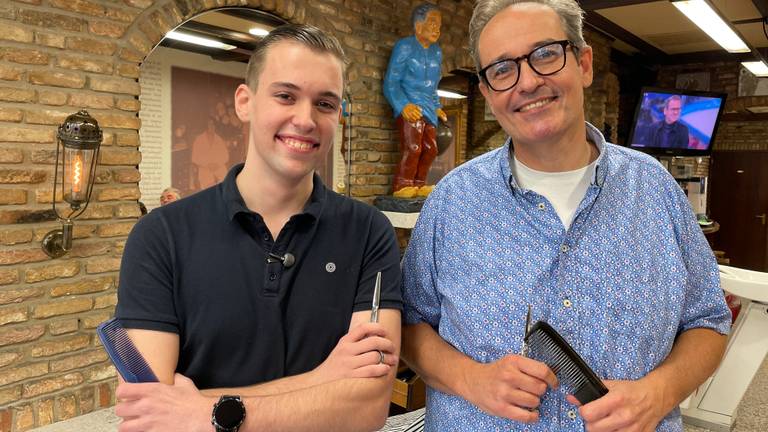 Vader en zoon Louis Schuurkes: derde en vierde generatie kappers op rij (foto: Tom van den Oetelaar).
