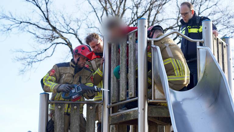 Jongetje zit vast in speeltoestel, brandweer bevrijdt hem 