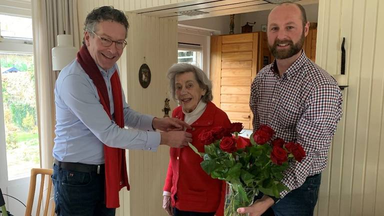 Annie Lodewijkx (90) krijgt speciale speld uitgereikt van oud-minister Jeroen Dijsselbloem en fractievoorzitter Joris van Dam (foto: PvdA/GroenLinks Son en Breugel). 