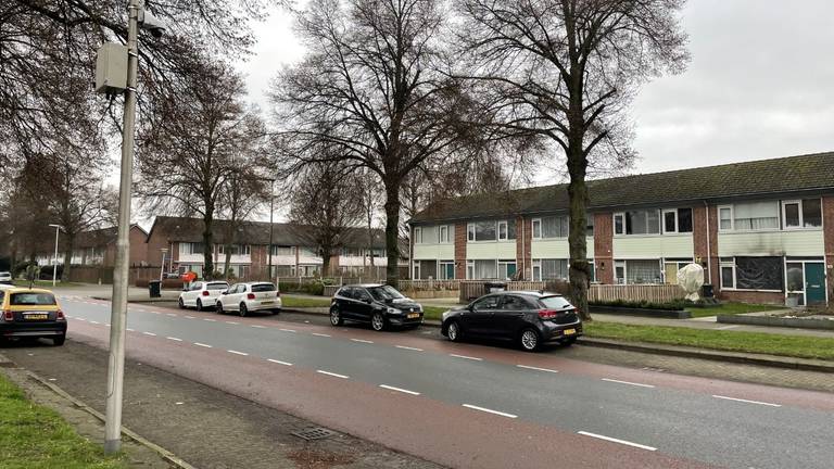 Links één van de camera's, geheel rechts het getroffen huis.