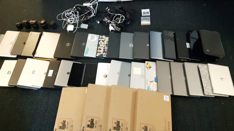 De 41 laptops en een paar cameralenzen (foto: politie).
