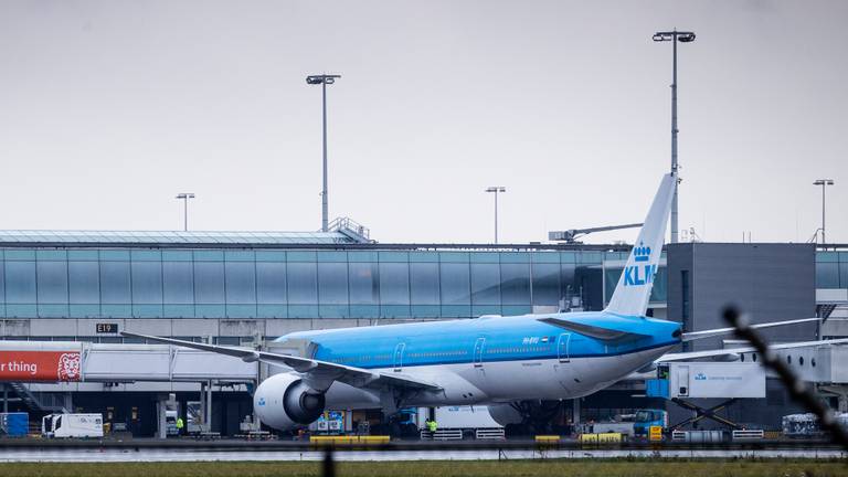 Een KLM-vliegtuig afkomstig uit Johannesburg bij gate E19 aan de E-pier op Schiphol Airport (foto: ANP 2021/Sem van der Wal). 