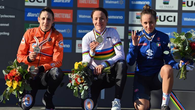 Marianne Vos, geflankeerd door Lucinda Brand (links) en Silvia Persico (foto: ANP).