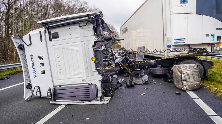 A67 tot 19.00 uur dicht bij Helenaveen na ernstige botsing vrachtwagens