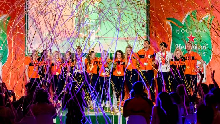 De medaillewinnaars met onder anderen Ireen Wüst tijdens de huldiging in het Holland Heineken Huis (foto: ANP).