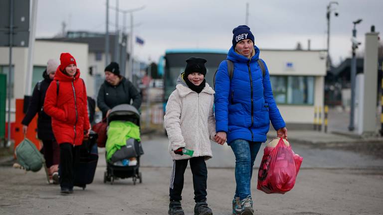 Oekraïense vluchtelingen aan de grens met Polen (Foto: ANP)