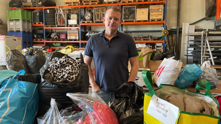 Een inzamelingsactie bij transportbedrijf De Rooy leverde al bergen kleding, speelgoed en andere spullen op.