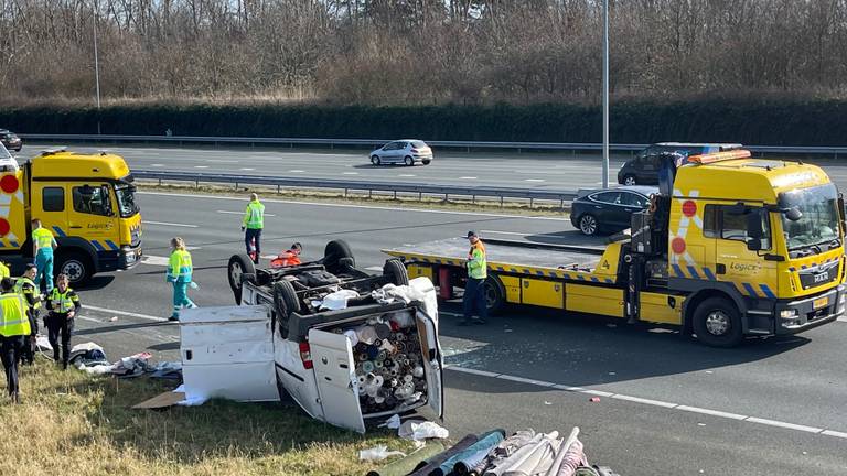 Bestelbus over de kop geslagen op A2 bij Den Bosch