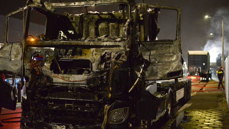 Cabines van vrachtwagens brandden volledig uit (foto: SQ Vision/Perry Roovers).