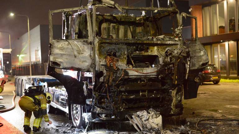 Vrachtwagens in brand in Etten-Leur (foto: SQ Vision / Perry Roovers)